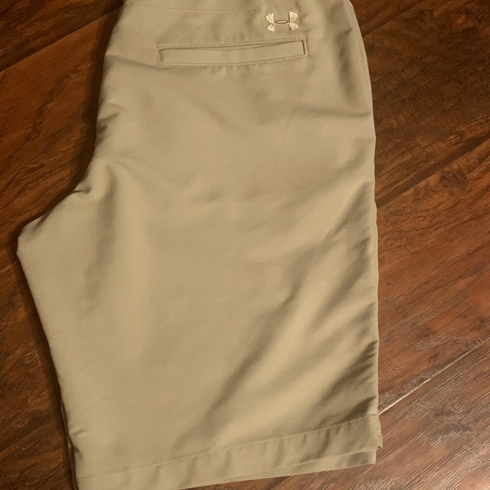 Men’s Under Armour khaki shorts